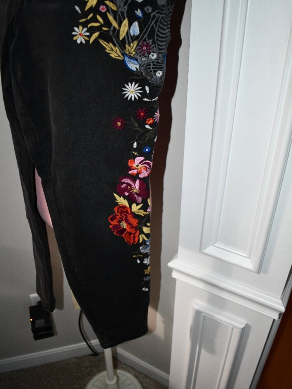 William Rast Skinny Jeans Womens Size 32 Black Floral Embroidered Justin Timberl - Picture 3 of 4